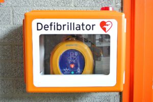 Mit dem Defibrillator Leben retten